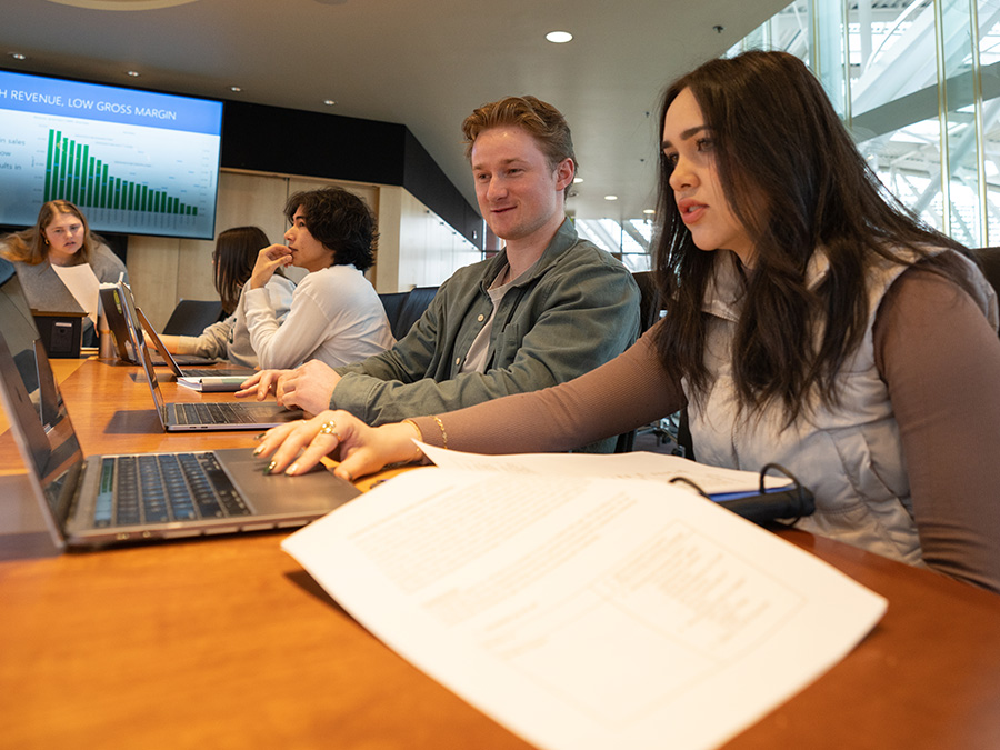 Lundquist College of Business students and Duck Guides in the Lillis Business Complex