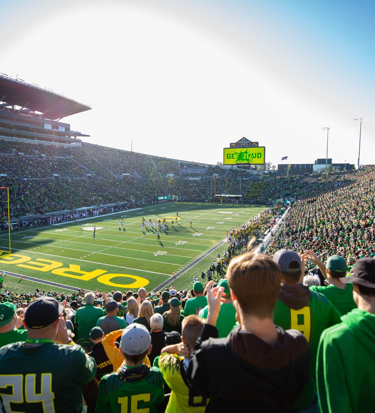 Autzen Stadium fills with Oregon football fans.