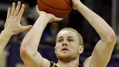 An Oregon men’s basketball player takes a jump shot.