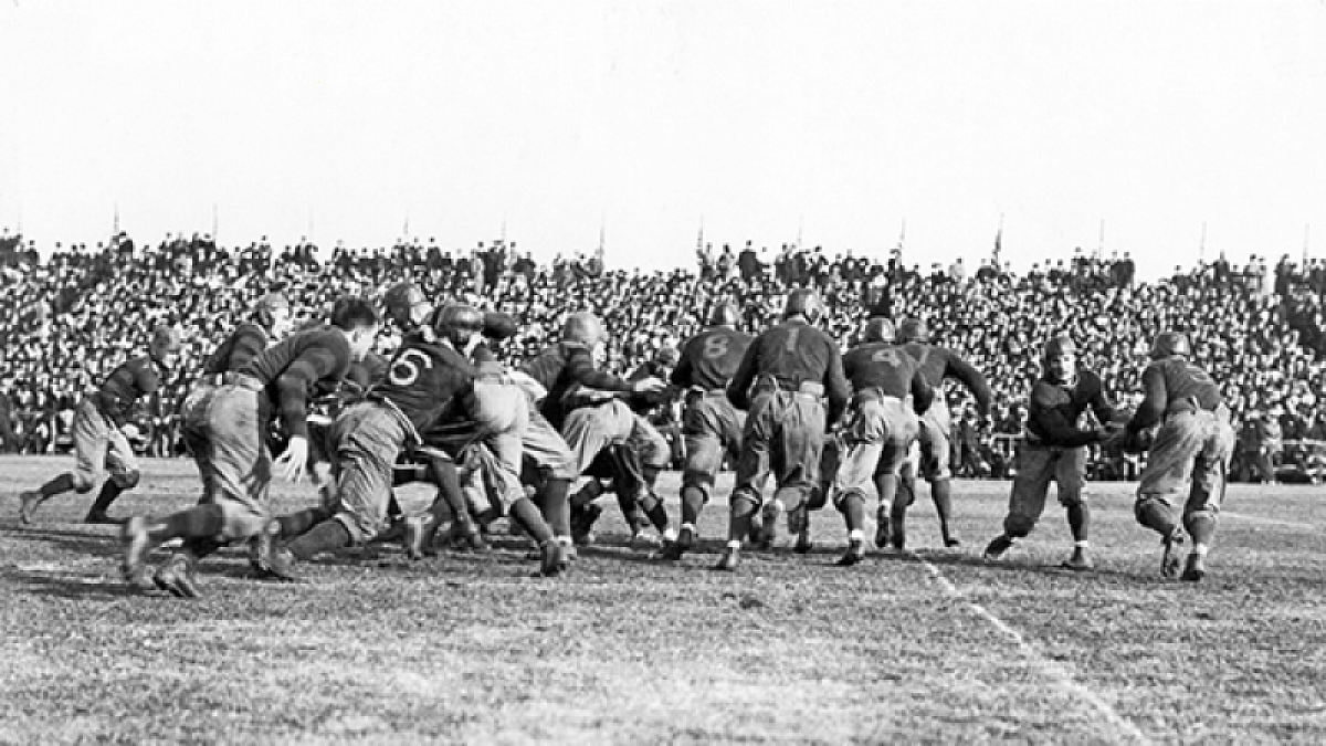 Oregon and Pennsylvania players compete in the 1917 Rose Bowl.