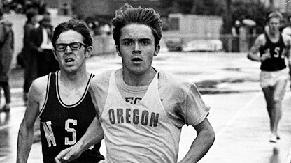 Steve Prefontaine runs in an Oregon uniform.