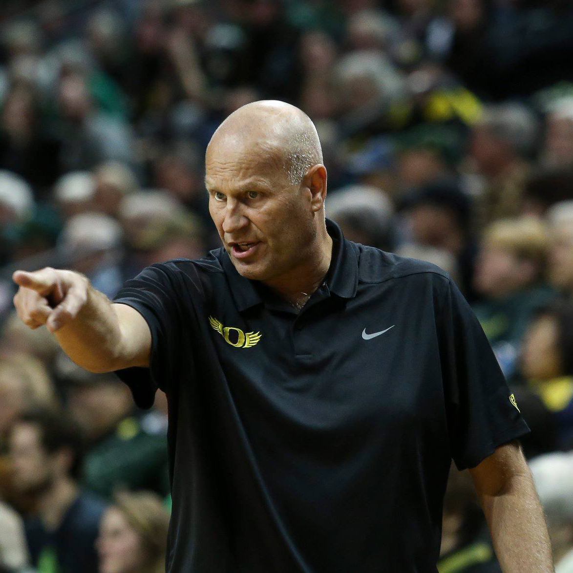 Women's basketball coach Kelly Graves pointing his finger during a game