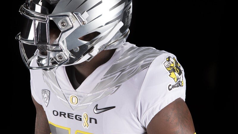 An Oregon football player wearing a white Breast Cancer Awareness uniform.